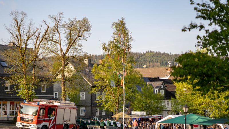 Maibaum aufstellen am Marktplatz Hilchenbach Ende April 2019