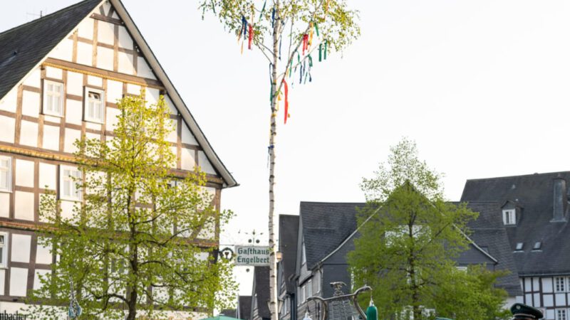 Maibaum aufstellen am Marktplatz Hilchenbach Ende April 2019